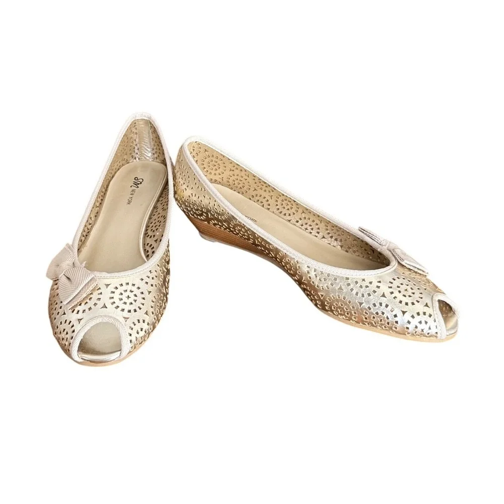 SM New York Womens Champagne Gold Metallic Laser Cut Peep Toe Wedge Shoes 8